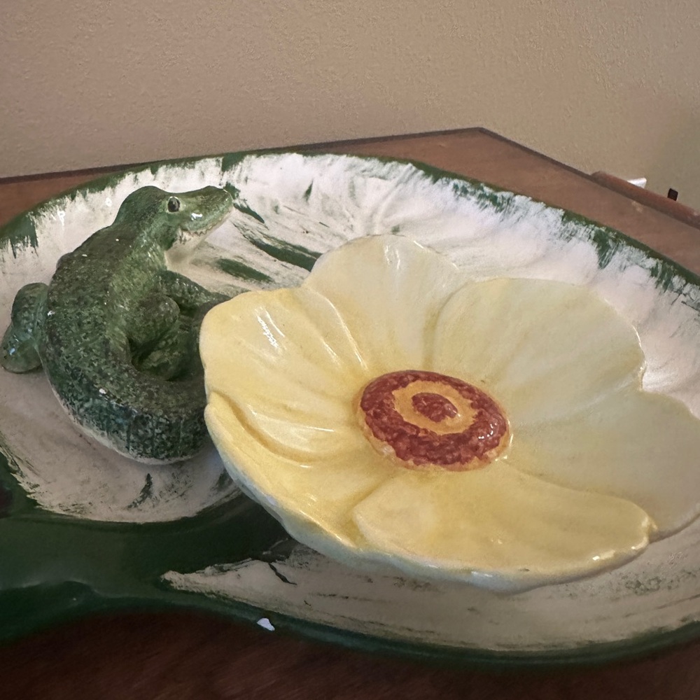 Leaf Shaped Plate with Yellow Flower and Green Alligator - Picture 6 of 6